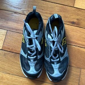 Boys New Balance Running Shoes Size 4 Gray and Black